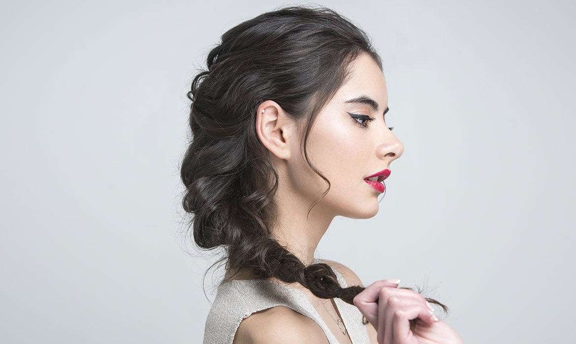 Entre tus trenzas del verano 2021 no podía faltar una versión lateral y bastante messy. Trabaja tu cabello antes con el Aceite Extraordinario Universal y tu melena estará más manejable para empezar a trenzar. ¡Y también más brillante!
